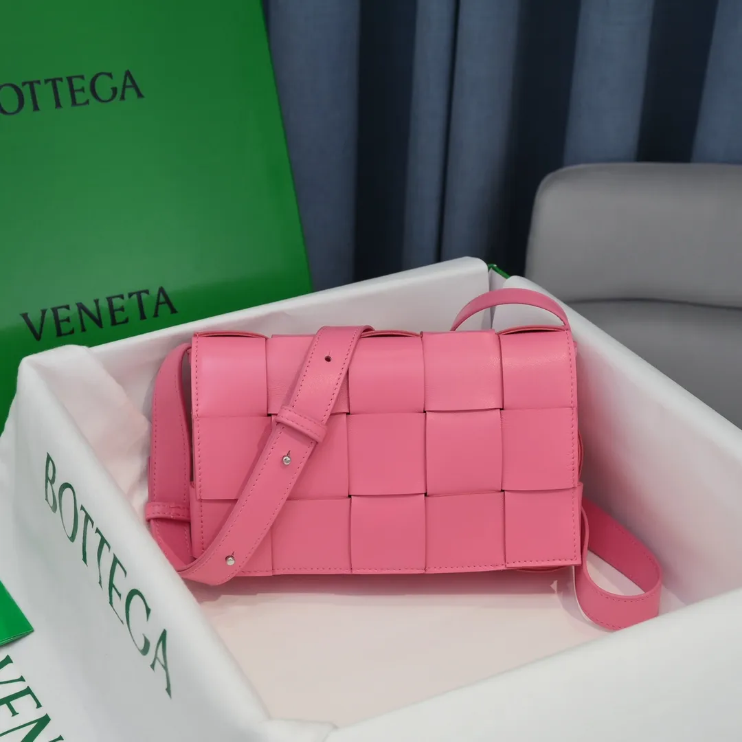 Real shots 👇BV Cassette’s trendy design is earth-shakingly beautiful. The handsome style with flamboyant personality has completely changed the boring style in the past. Beauty is a topic that women can never refuse. Walking on the streets of Milan, you can see her figure everywhere. It is called tofu bag, original sheepskin: the key point is that it can be controlled by both men and women, and has become a big celebrity in the fashion circle. Size 23*15*15 [6687#]